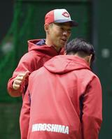 　１軍に合流した秋山は久保からあいさつを受ける（撮影・市尻達拡）