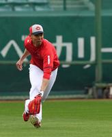 　グラウンドで外野ノックを受ける秋山（撮影・市尻達拡）