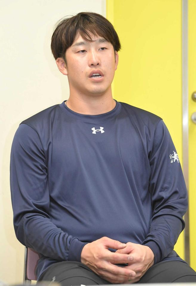 　取材に応じる小園