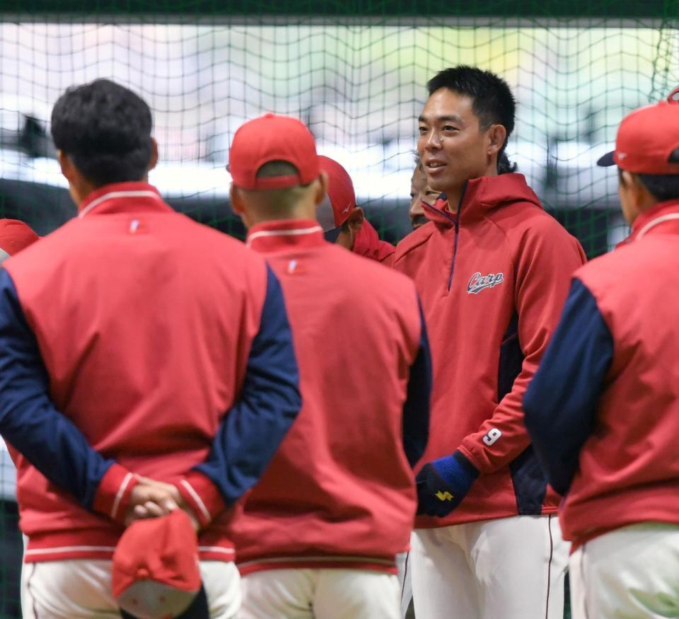 　１軍に合流した秋山は野手の円陣であいさつする（撮影・市尻達拡）