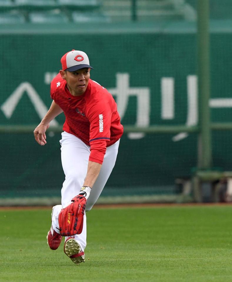 　グラウンドで外野ノックを受ける秋山（撮影・市尻達拡）