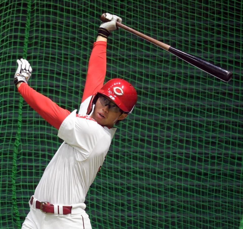 　１軍に合流した宇草はフリー打撃で汗を流す（撮影・市尻達拡）