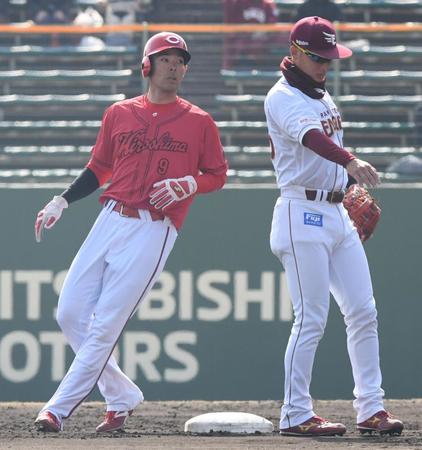 　４回、二盗を決めた秋山（撮影・市尻達拡）