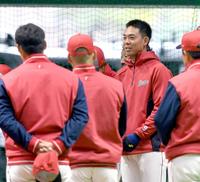 　１軍に合流した秋山は野手の円陣であいさつする（撮影・市尻達拡）