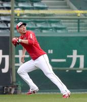 　グラウンドで外野ノックを受ける秋山（撮影・市尻達拡）