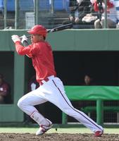 　４回、中前打を放った秋山（撮影・市尻達拡）