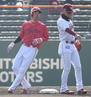 　４回、二盗を決めた秋山（撮影・市尻達拡）