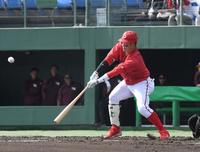 　３回、小園は難しい投球を打って遊撃への内野安打で出塁する（撮影・市尻達拡）