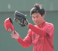 　５回、二俣の好守に拍手を送る栗林（撮影・市尻達拡）