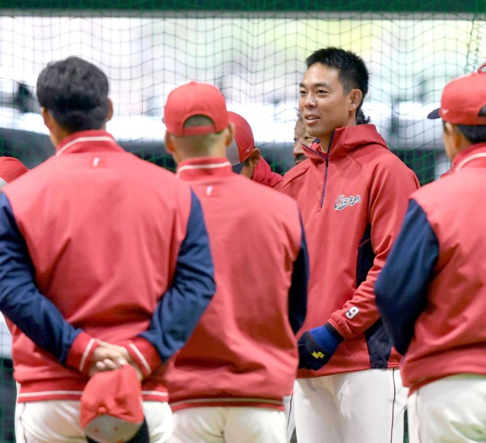 　１軍に合流した秋山は野手の円陣であいさつする（撮影・市尻達拡）