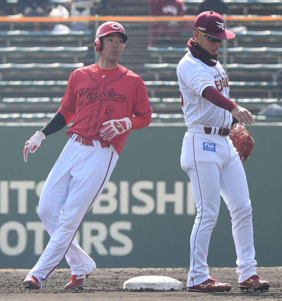 　４回、二盗を決めた秋山（撮影・市尻達拡）