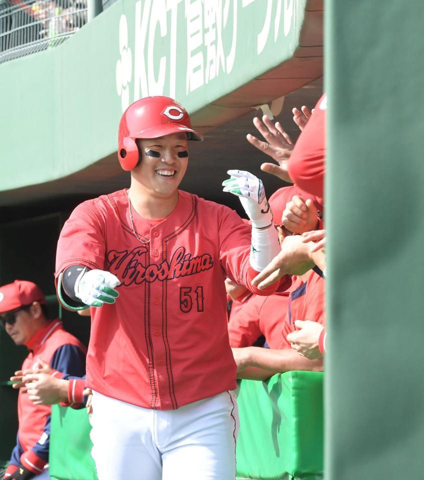 　５回、右越えソロを放った小園は笑顔でナインとタッチを交わす（撮影・市尻達拡）
