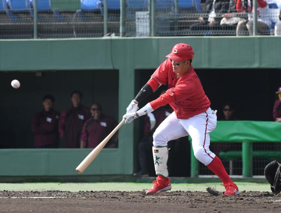 　３回、小園は難しい投球を打って遊撃への内野安打で出塁する（撮影・市尻達拡）