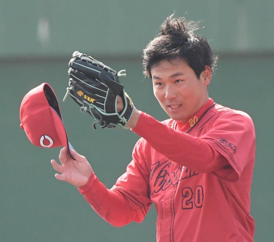 　５回、二俣の好守に拍手を送る栗林（撮影・市尻達拡）