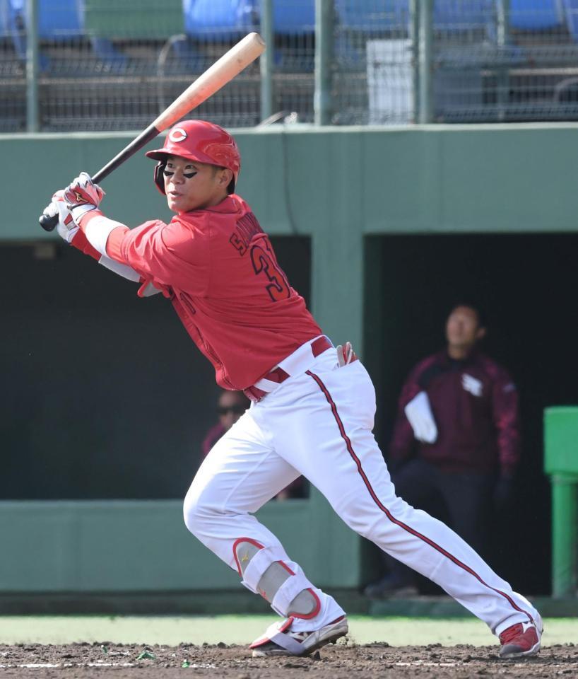 　４回、左前タイムリーを放った坂倉（撮影・市尻達拡）