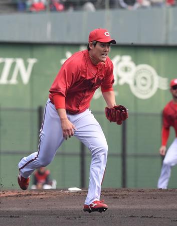 　２回、鈴木の一ゴロにマウンドを駆け降りる九里（撮影・市尻達拡）