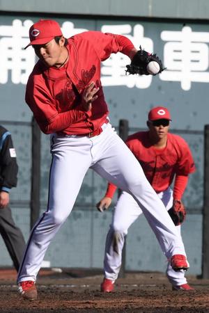 　８回、中島の強烈な打球にグラブをはじかれる益田（撮影・市尻達拡）