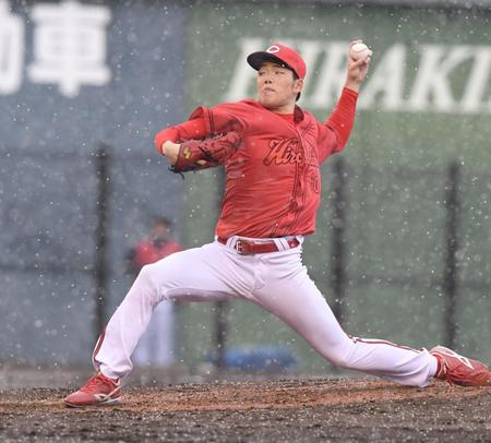 　５回、雪が降る中で投球練習する滝田（撮影・市尻達拡）