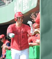 　５回、右越えソロを放った小園は笑顔でナインとタッチを交わす（撮影・市尻達拡）
