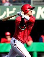 　５回、右越えに本塁打を放つ小園