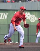 　２回、鈴木の一ゴロにマウンドを駆け降りる九里（撮影・市尻達拡）