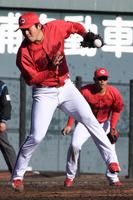 　８回、中島の強烈な打球にグラブをはじかれる益田（撮影・市尻達拡）