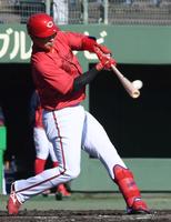　７回、堂林は左翼へタイムリー二塁打を放つ（撮影・市尻達拡）