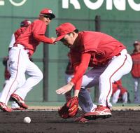 　５回、堀内の送りバントを処理する滝田（撮影・市尻達拡）