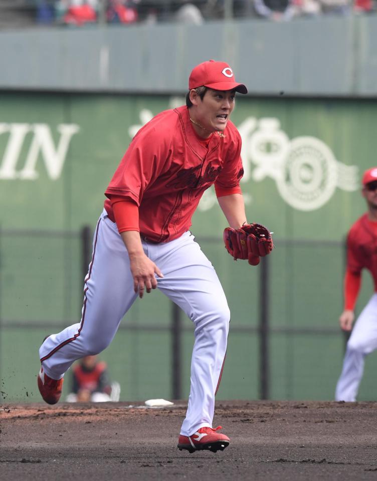 　２回、鈴木の一ゴロにマウンドを駆け降りる九里（撮影・市尻達拡）