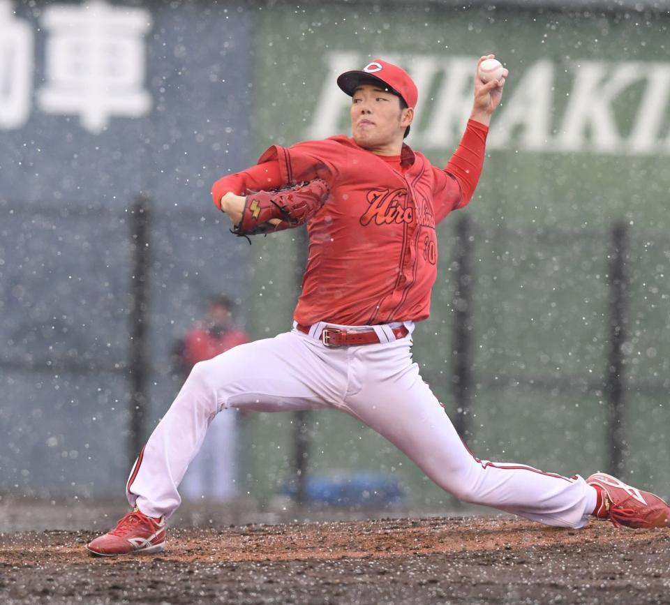 　５回、雪が降る中で投球練習する滝田（撮影・市尻達拡）