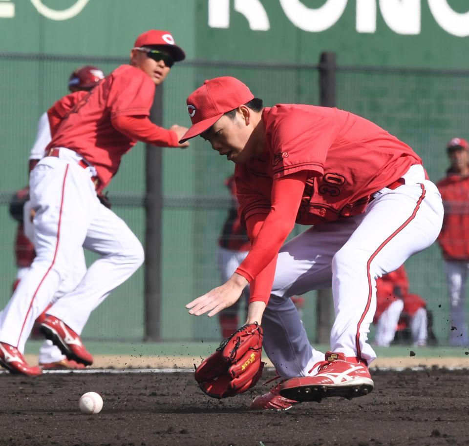 　５回、堀内の送りバントを処理する滝田（撮影・市尻達拡）