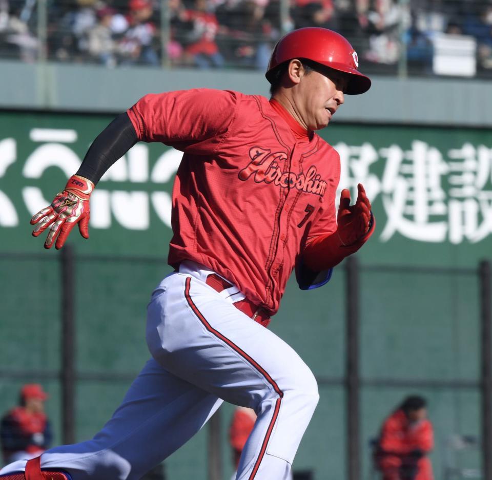 　７回、堂林は左翼へタイムリー二塁打を放つ（撮影・市尻達拡）