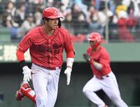 　９回、高木は左前２点タイムリーを放つ（撮影・市尻達拡）