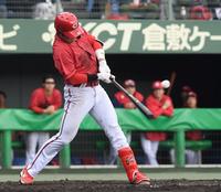 　９回、高木は左前２点タイムリーを放つ（撮影・市尻達拡）