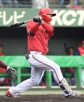 　９回、林は右翼へタイムリー二塁打を放つ（撮影・市尻達拡）