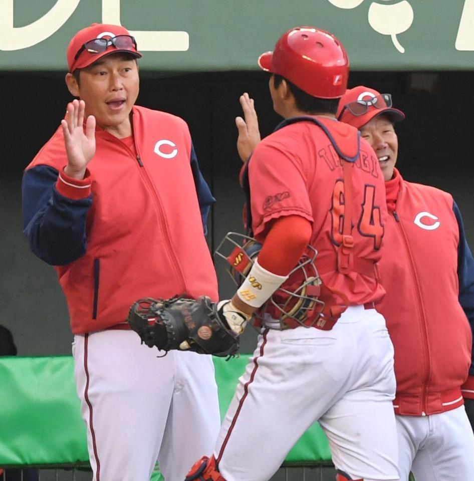 　決勝打を放った高木を出迎える新井監督（撮影・市尻達拡）