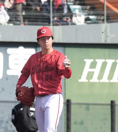 　２番手で登板した黒原は味方の好守に感謝の思いを示す（撮影・市尻達拡）