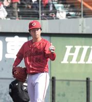 　２番手で登板した黒原は味方の好守に感謝の思いを示す（撮影・市尻達拡）