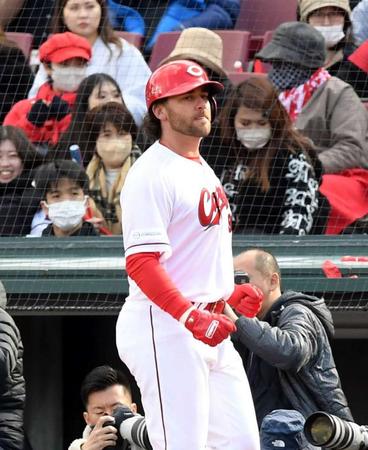 　７回、三ゴロに倒れベンチに戻るシャイナー（撮影・市尻達拡）