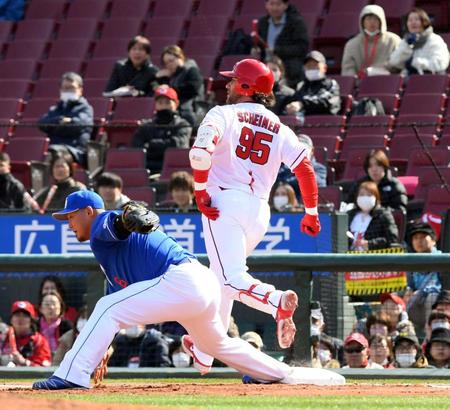 　４回、シャイナーは三ゴロ併殺打に倒れる。一塁手は中田（撮影・市尻達拡）