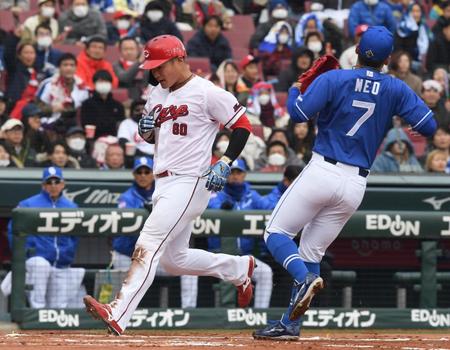 　根尾の暴投で生還する田村（撮影・市尻達拡）