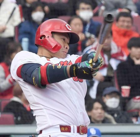 　１回、右前打を放つ田村（撮影・市尻達拡）