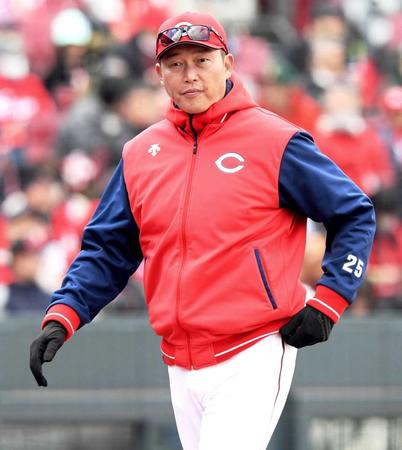 　８回、選手交代を告げる新井監督