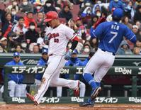 　根尾の暴投で生還する田村（撮影・市尻達拡）