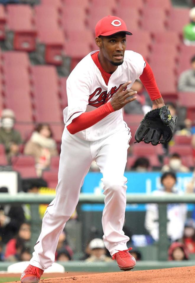 　１回、マウンドを駆け降りるアドゥワ（撮影・市尻達拡）