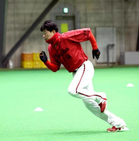 　調整する大瀬良（撮影・中島達哉）