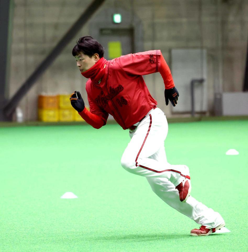 　調整する大瀬良（撮影・中島達哉）