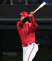 　２回、先制ソロを放つ堂林（撮影・中島達哉）
