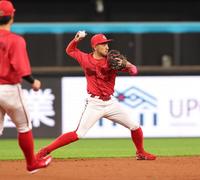 　３回、五十幡の打球をさばき、一塁へ送球する菊池（撮影・中島達哉）