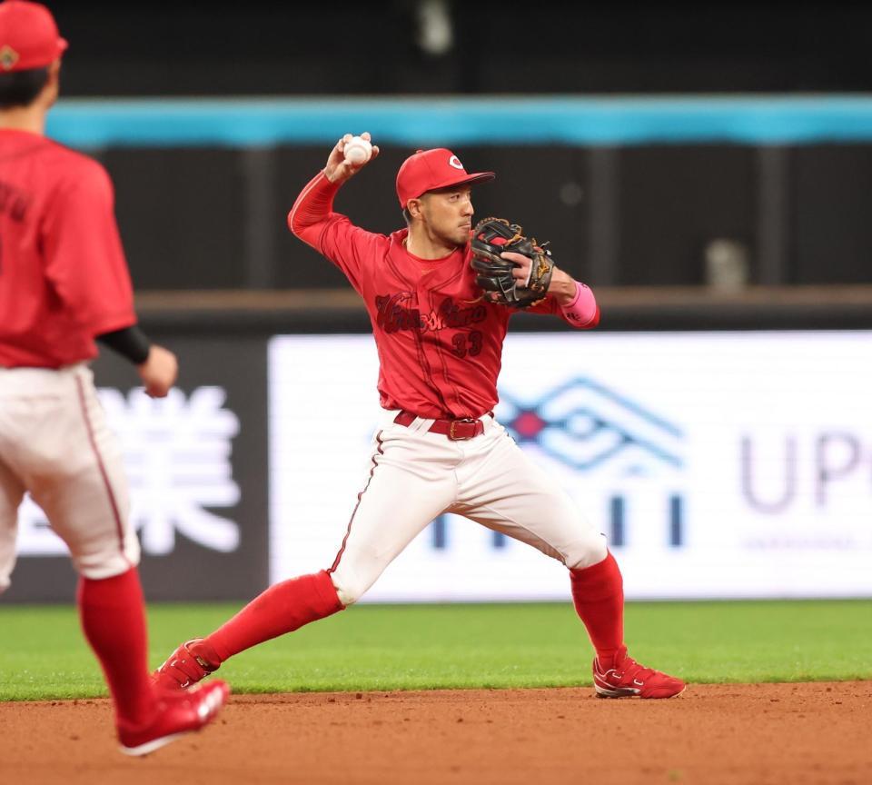 　３回、五十幡の打球をさばき、一塁へ送球する菊池（撮影・中島達哉）